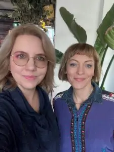 Od lewej: Sylwia Chrabałowska z Fundacji Moc Kobiet i Dellfina Dellert FlowLab – prowadząca warsztaty „Przepływ”